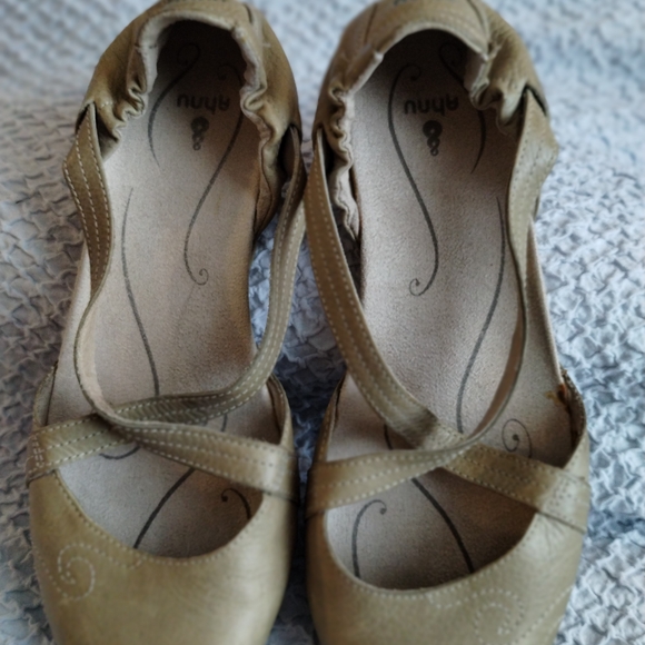 Ahnu Shoes - Womens Size 8 Ahnu Karma Latitude Beige